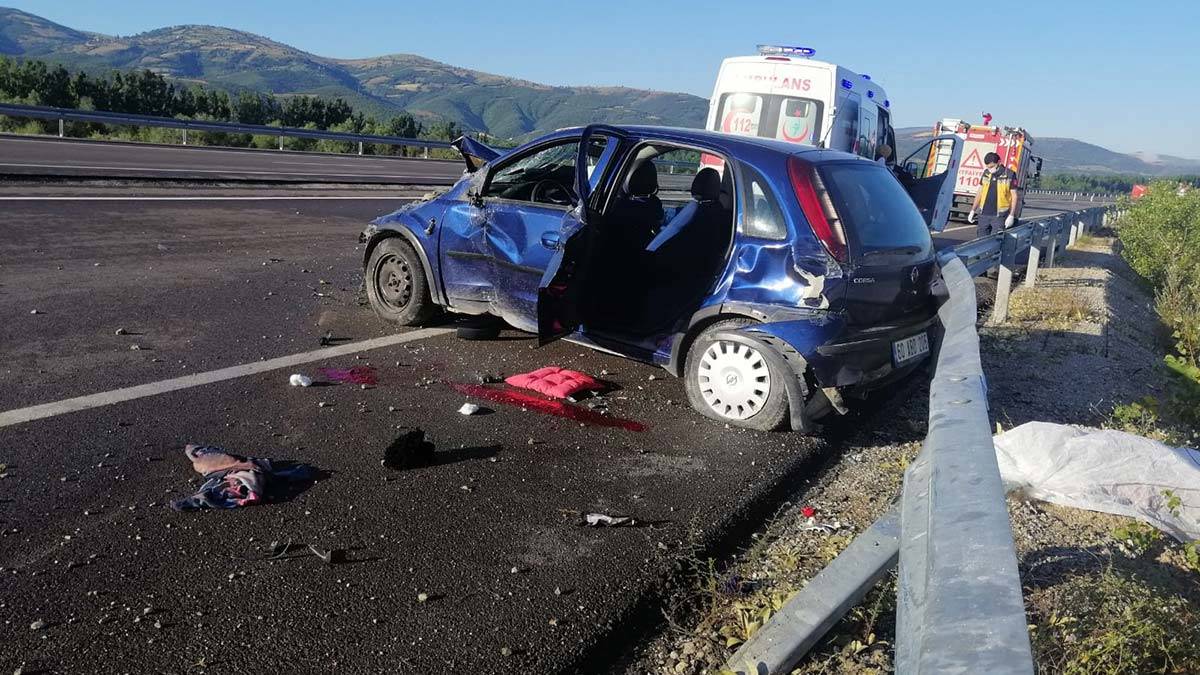 Otomobil bariyere çarptı: Küçük Taha öldü