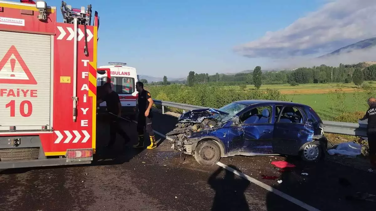 Otomobil bariyere çarptı: küçük taha öldü