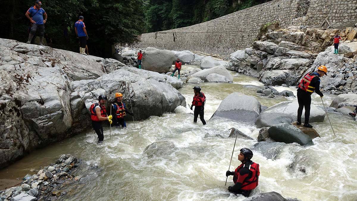 Rize ve Artvin'de selin izleri siliniyor