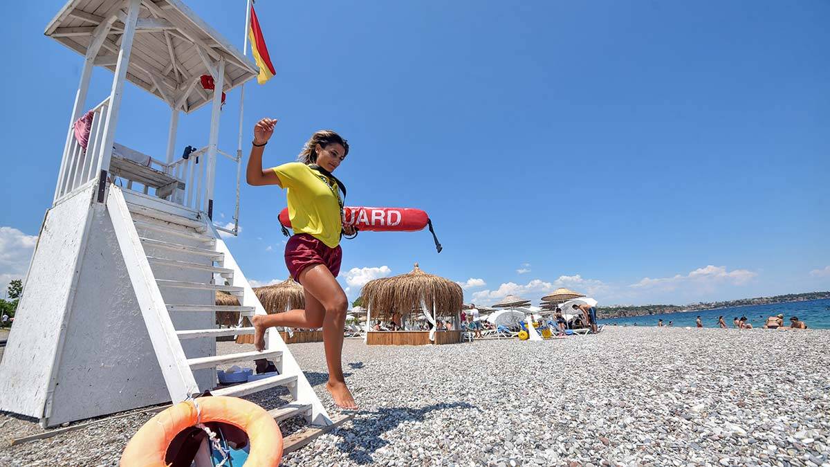 Sahilin tek kadın cankurtaranı Azra