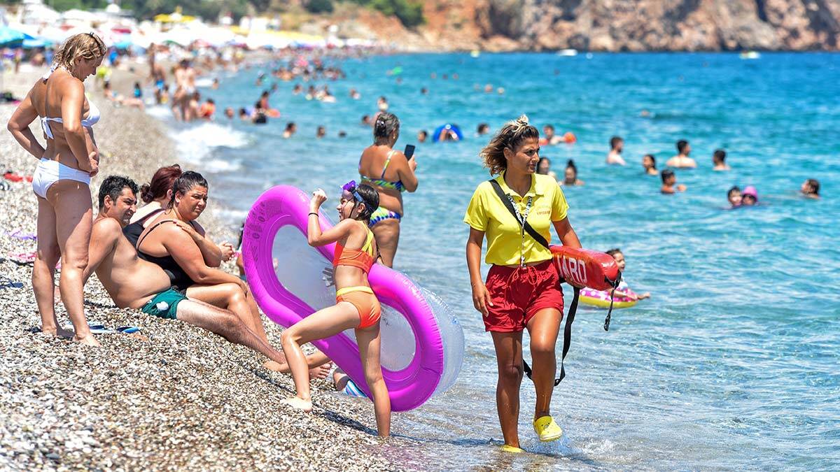 Sahilin tek kadın cankurtaranı Azra