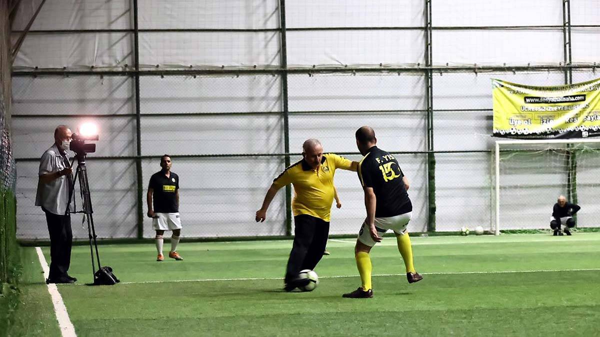 Şentop gazetecilerle halı sahada futbol oynadı