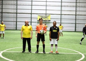 Şentop gazetecilerle halı sahada futbol oynadı