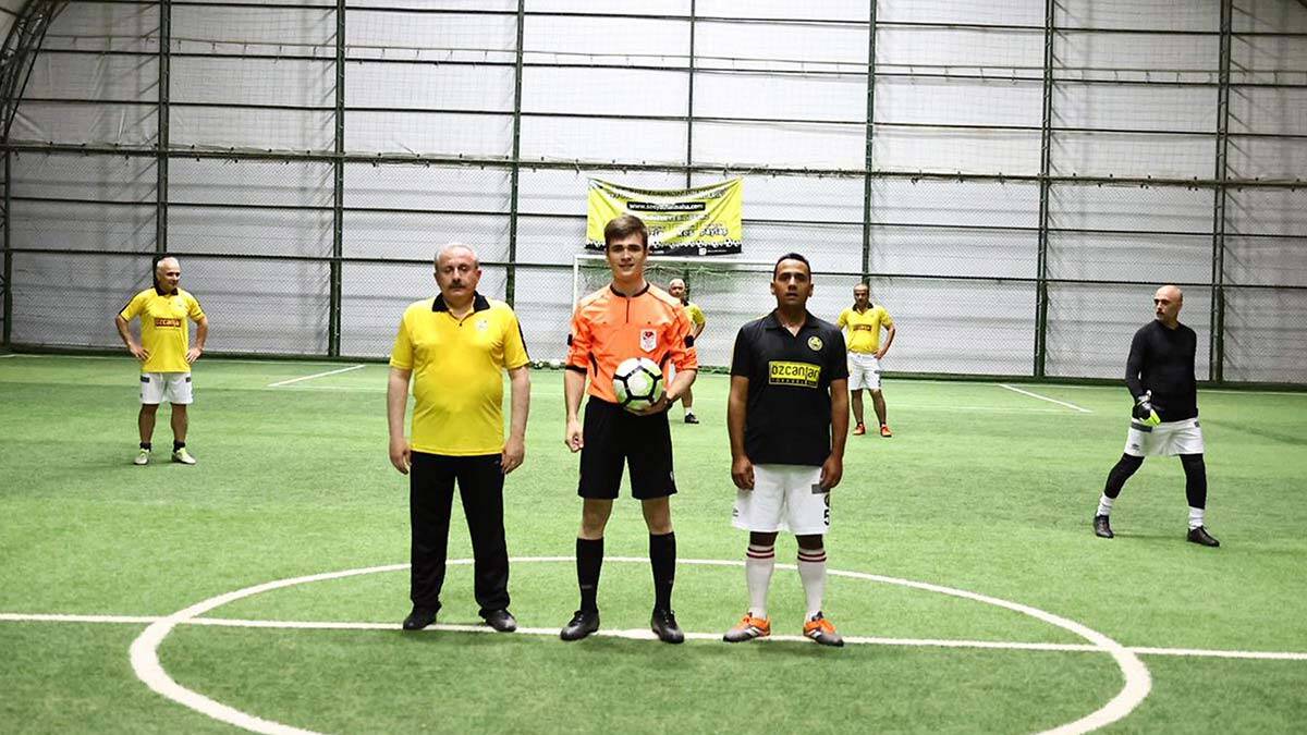 Şentop gazetecilerle halı sahada futbol oynadı