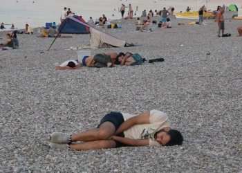 Sıcaktan bunalanlar Konyaaltı sahilinde sabahladı