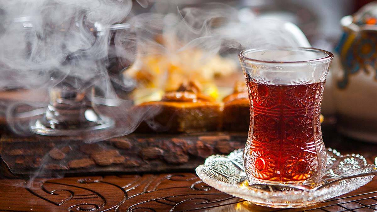 Sıcak bir çay içerken siz bu yazıyı okursunuz ve siz bu yazıyı okuyup çayınızı yudumlarken bende yazımın sizin tarafınızdan okunuyor olmasının mutluluğunu hissediyor olabilirim.