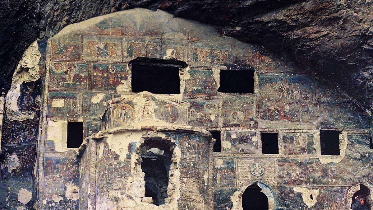 14 restoratör ve kimyagerden oluşan grup, iğneyle kuyu kazar gibi analiz yapıyor, su yollarını değiştirerek, Sümela'da freskleri onarıyor.