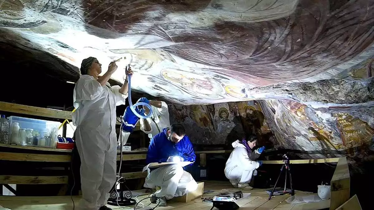 14 restoratör sümela'da freskleri onarıyor