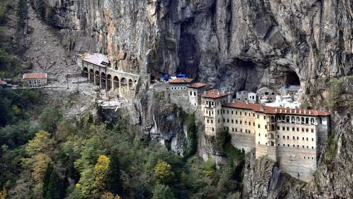 Sümela manastırı'nda inşaat atıkları dereye döküldü