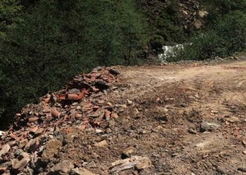 Sümela Manastırı'nda inşaat atıkları dereye döküldü