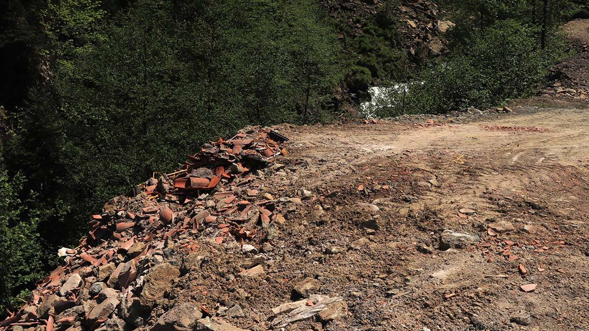 Sümela Manastırı'nda inşaat atıkları dereye döküldü