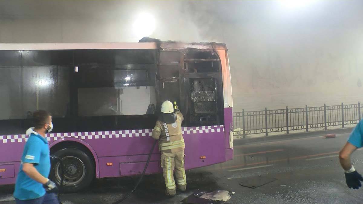 Yanan otobüse belediye işçileri müdahale etti