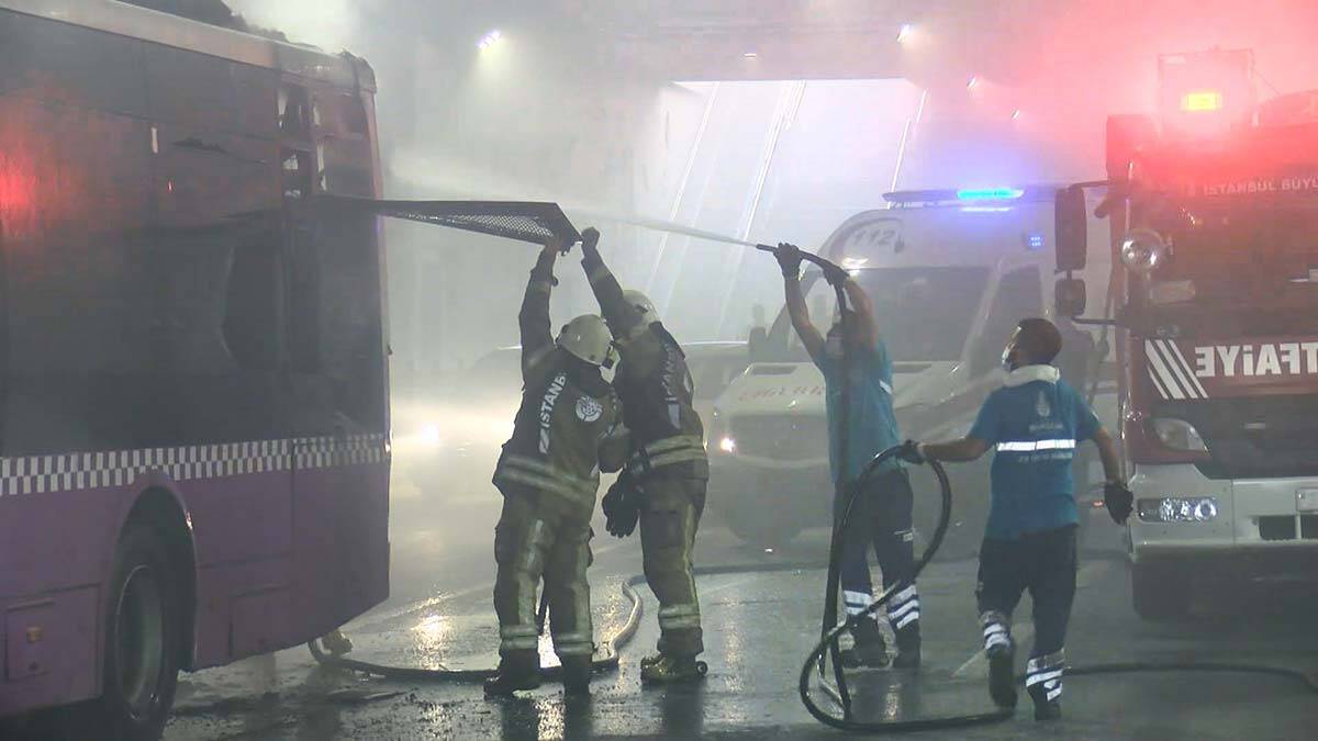 Yanan otobüse belediye işçileri müdahale etti