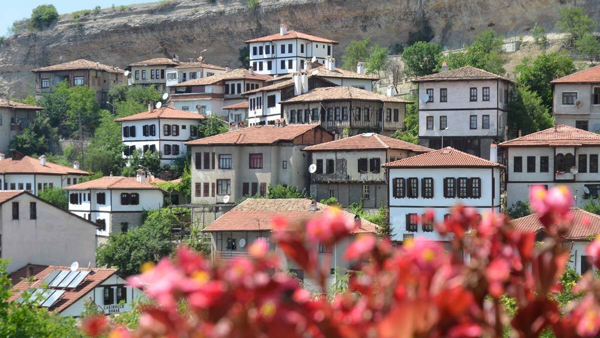 Tarihi kent Safranbolu bayramda doldu