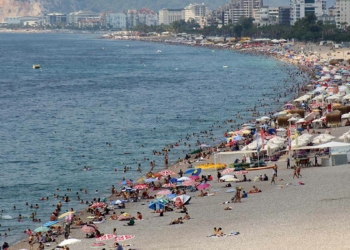 Konyaaltı Sahili'ndeki yoğunluk devam ediyor