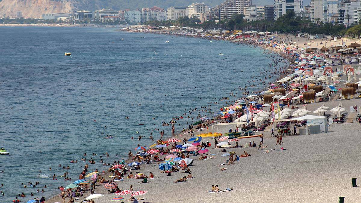 Konyaaltı Sahili'ndeki yoğunluk devam ediyor