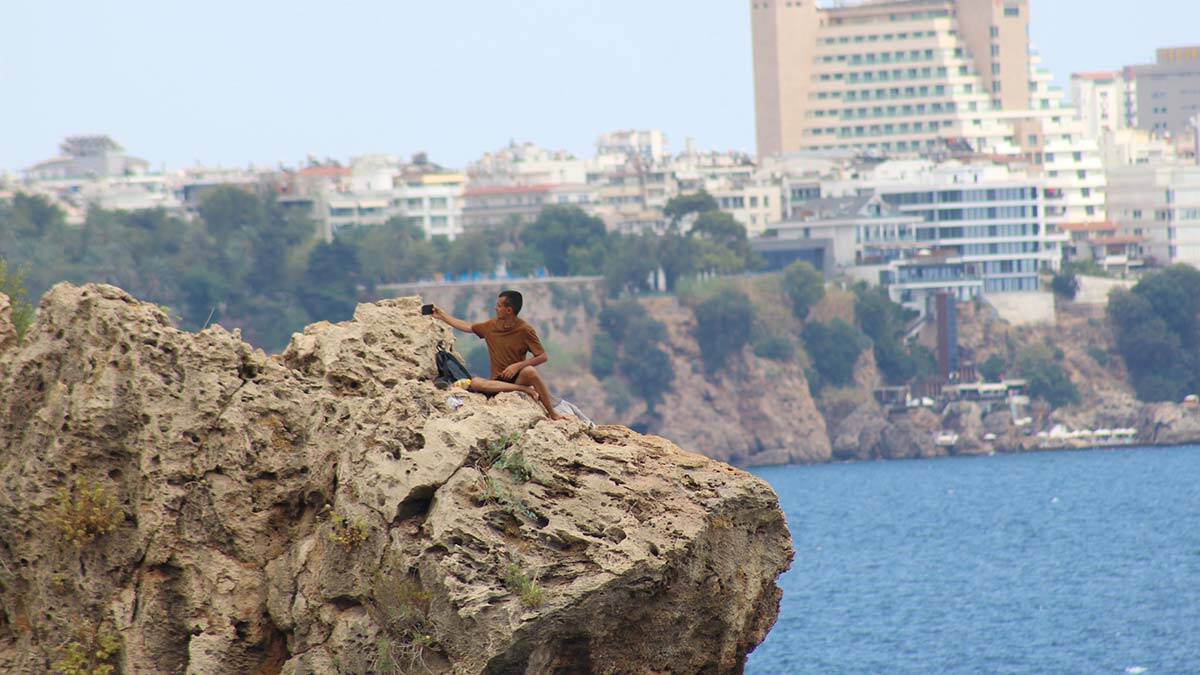 Falezlere çıkan gencin tehlikeli manzara keyfi