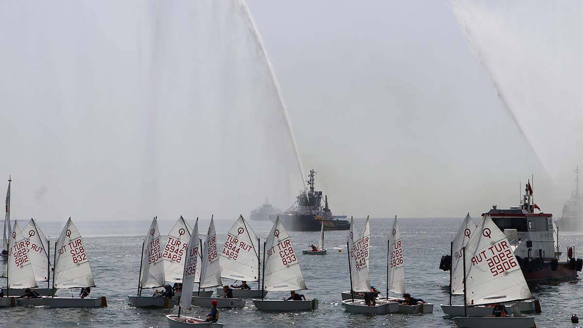 Yelken Kulübü'ndeki kutlamalara Vali Aziz Yıldırım, protokol üyeleri, huzurevi sakinleri ile yelkenciler katıldı.