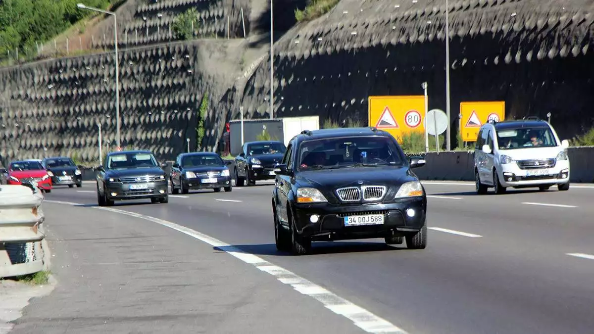 Trafik ve karayolları ekiplerinin önlemler aldığı yolda, yoğunluğun akşam saatlerinde artması bekleniyor.