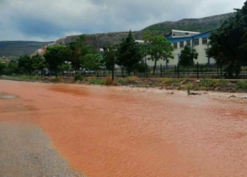 Sağanakta sürücüler zor anlar yaşadı
