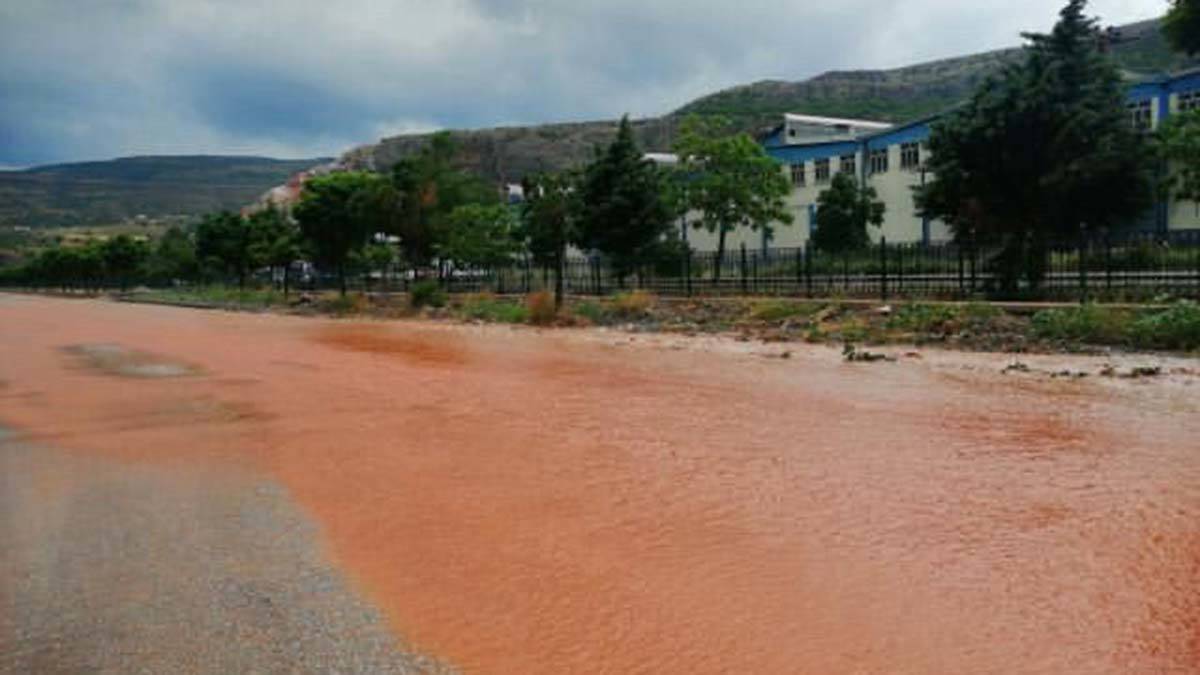 Sağanakta sürücüler zor anlar yaşadı