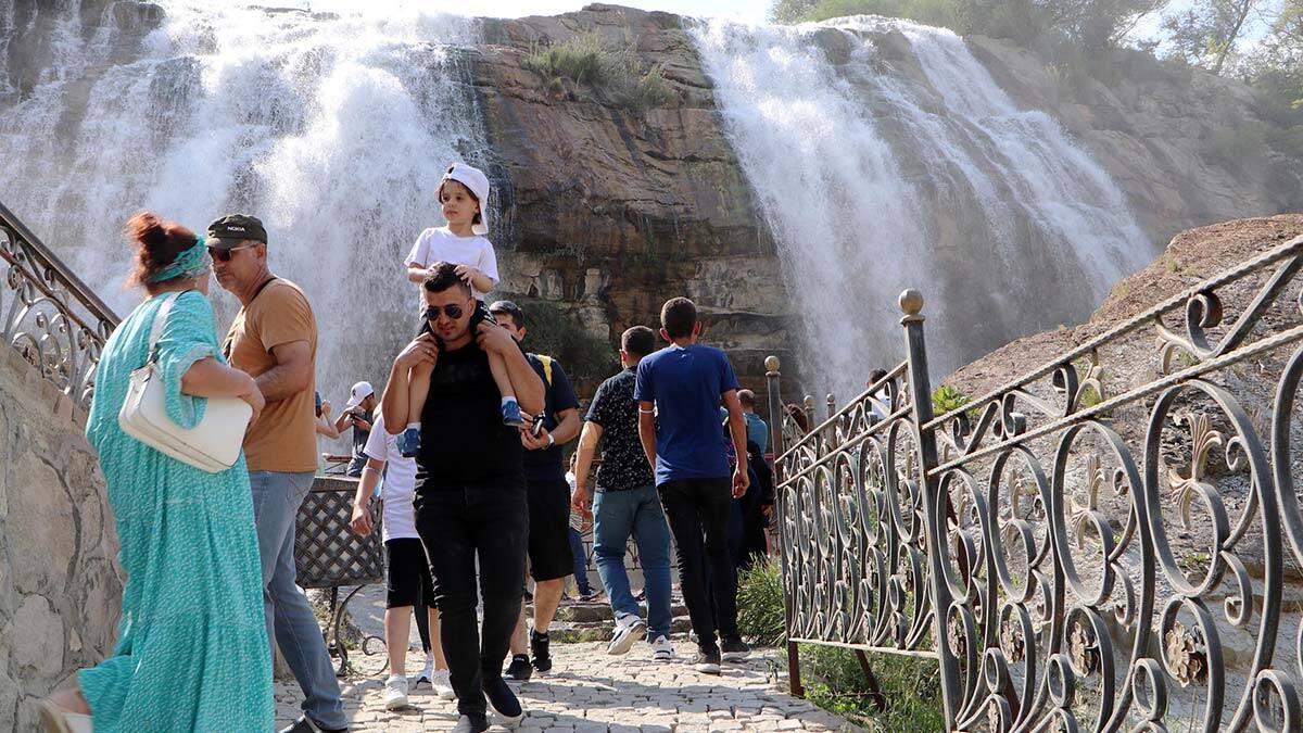 Tortum Şelalesi bayram tatilinde dolup taştı 