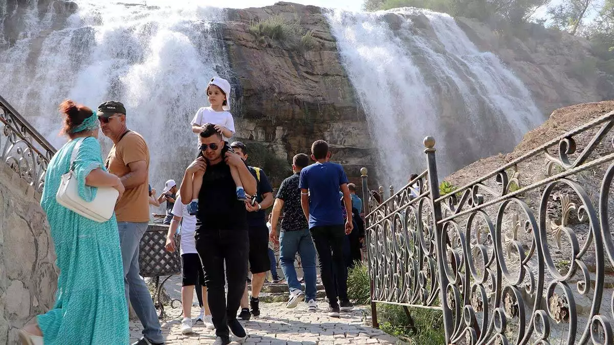 Tortum şelalesi bayram tatilinde dolup taştı