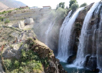 Tortum Şelalesi bayram tatilinde dolup taştı