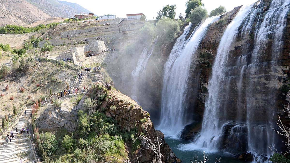 Tortum Şelalesi bayram tatilinde dolup taştı