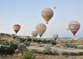 Turistlerden sıcak hava balonu turlarına yoğun ilgi