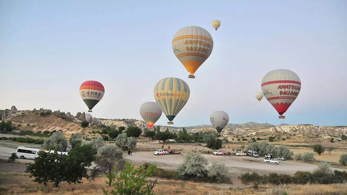 Turistlerden sıcak hava balonu turlarına yoğun ilgi
