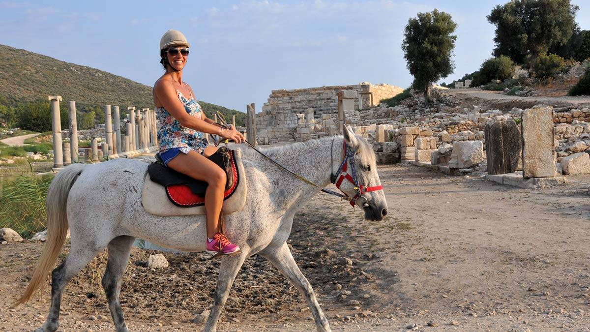 Turistlere tarih ve doğa manzaralı at turu