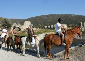 Turistlere tarih ve doğa manzaralı at turu