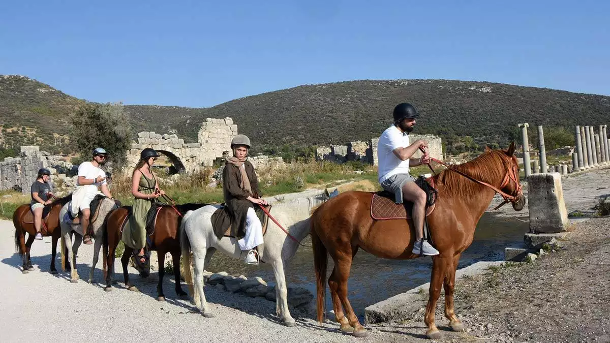 Turistlere tarih ve doğa manzaralı at turu