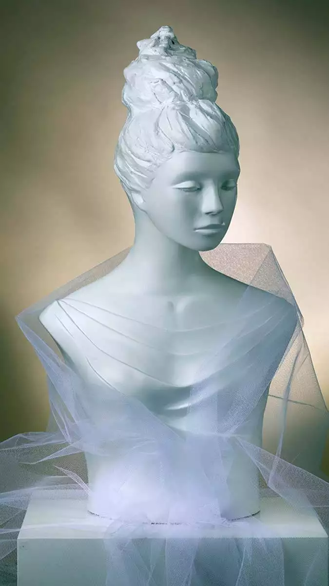 Türk heykeltraş emel vardar'ın cam kadın heykelleri, amerika’da hababat gallery’de ‘glass 49 international virtual’de sergilenmeye başladı.