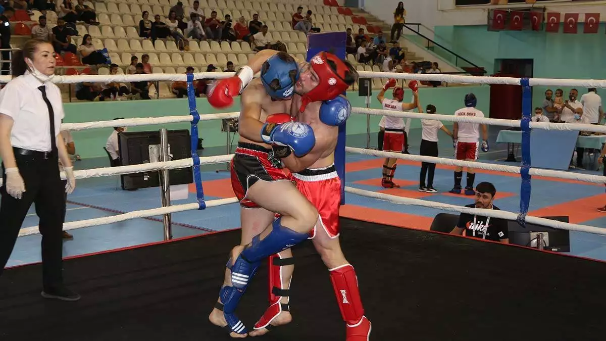 Türkiye ferdi kick boks şampiyonası başladı