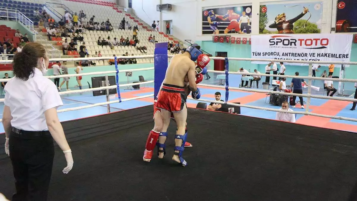Türkiye ferdi kick boks şampiyonası başladı