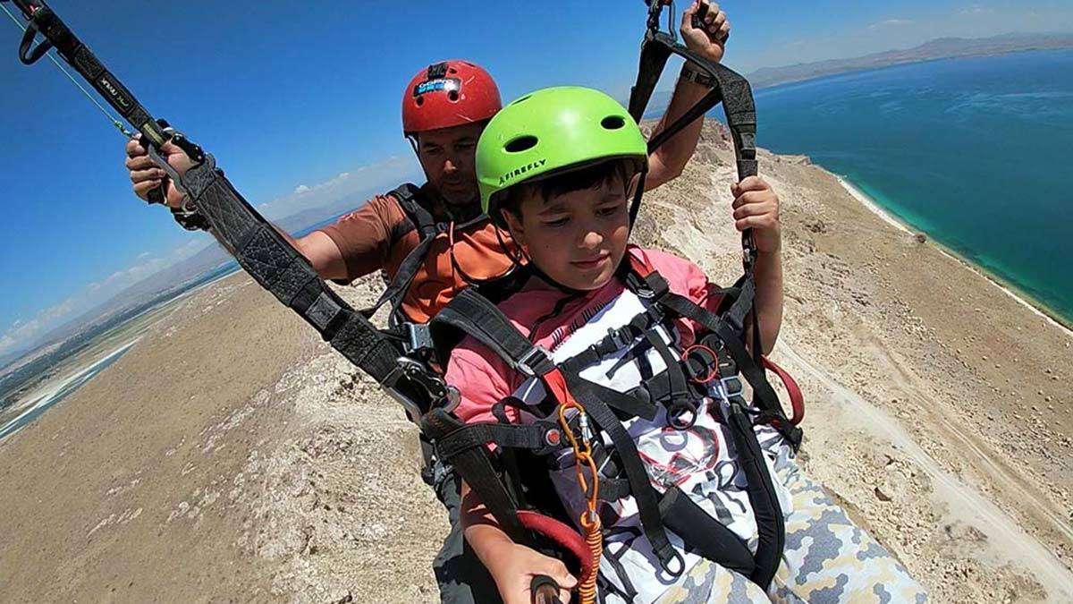 Yamaç paraşütü ile aşı çağrısı