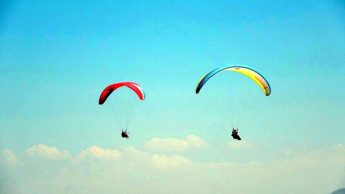 Yamaç paraşütü ile aşı çağrısı