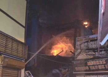 110 yıllık ahşap bina yandı