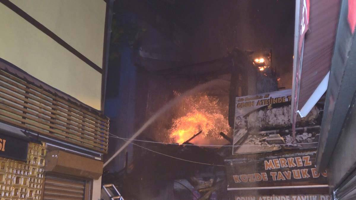 110 yıllık ahşap bina yandı