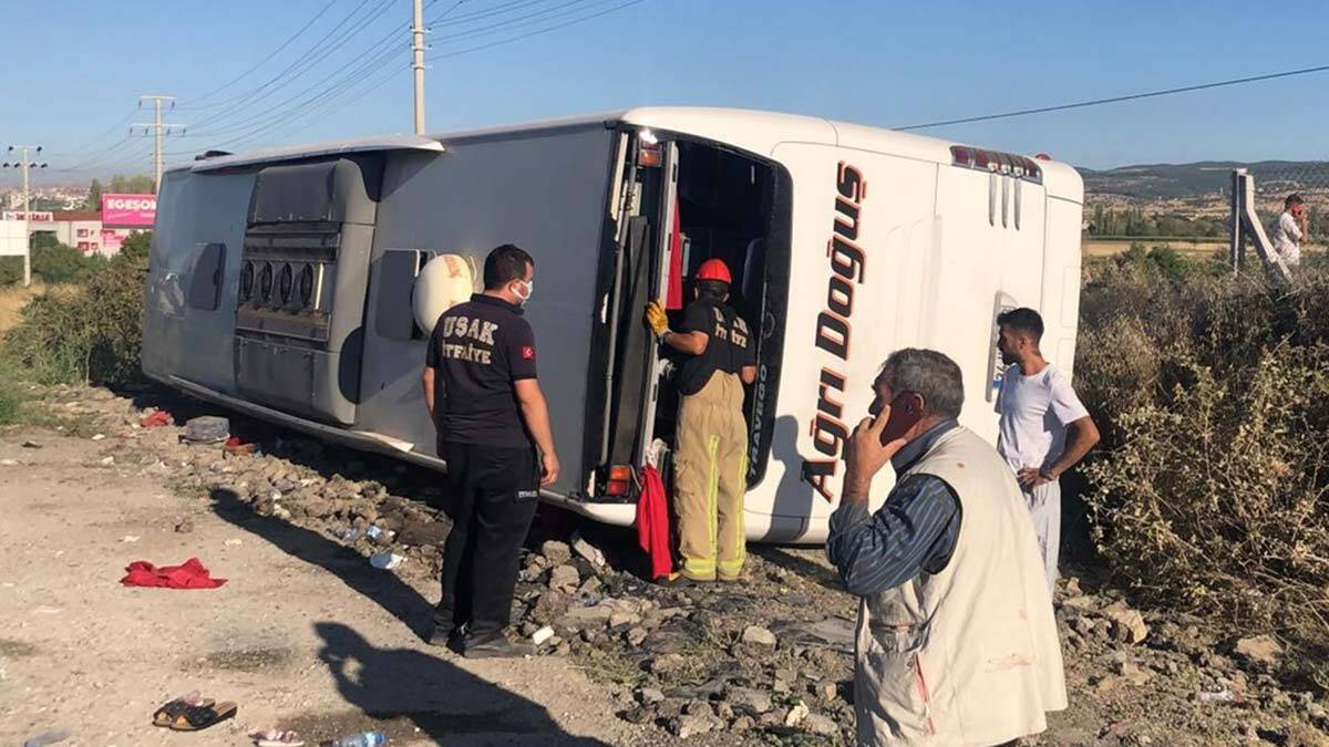 Uşak'ta yolcu otobüsü devrildi: 33 yaralı