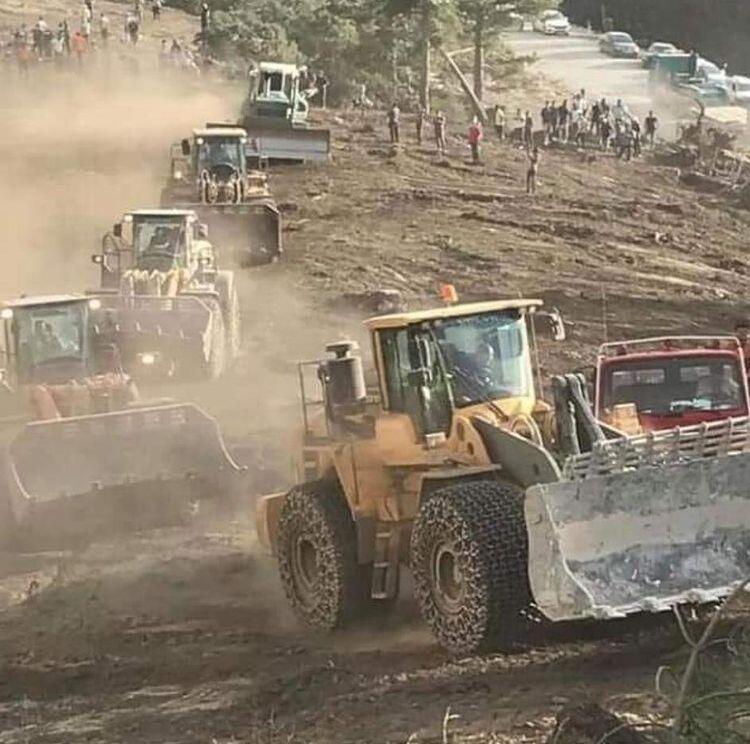 Türkiye'nin birçok yerinde çıkan yangınlarda halk el ele vererek yangınla savaşarak bu yangınları söndürmeye çalıştı.