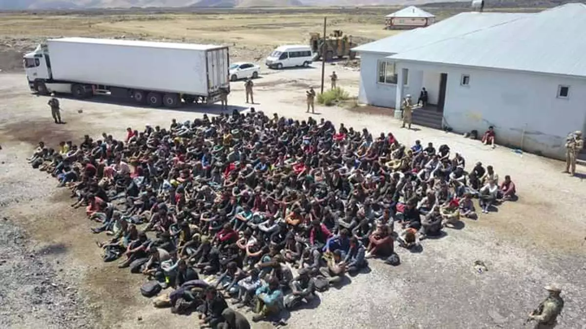 300 kaçak göçmen taşıyan tir sürücüsü tutuklandı