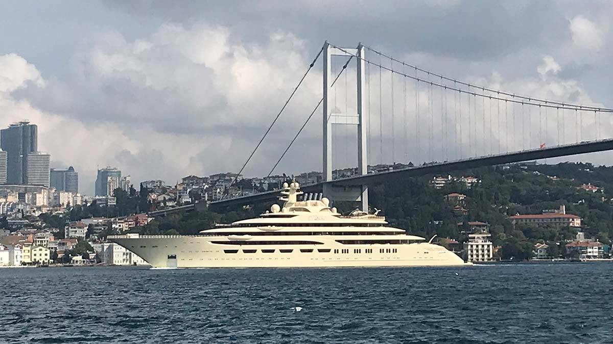 'Güzel kız' İstanbul Boğazı'ndan geçti