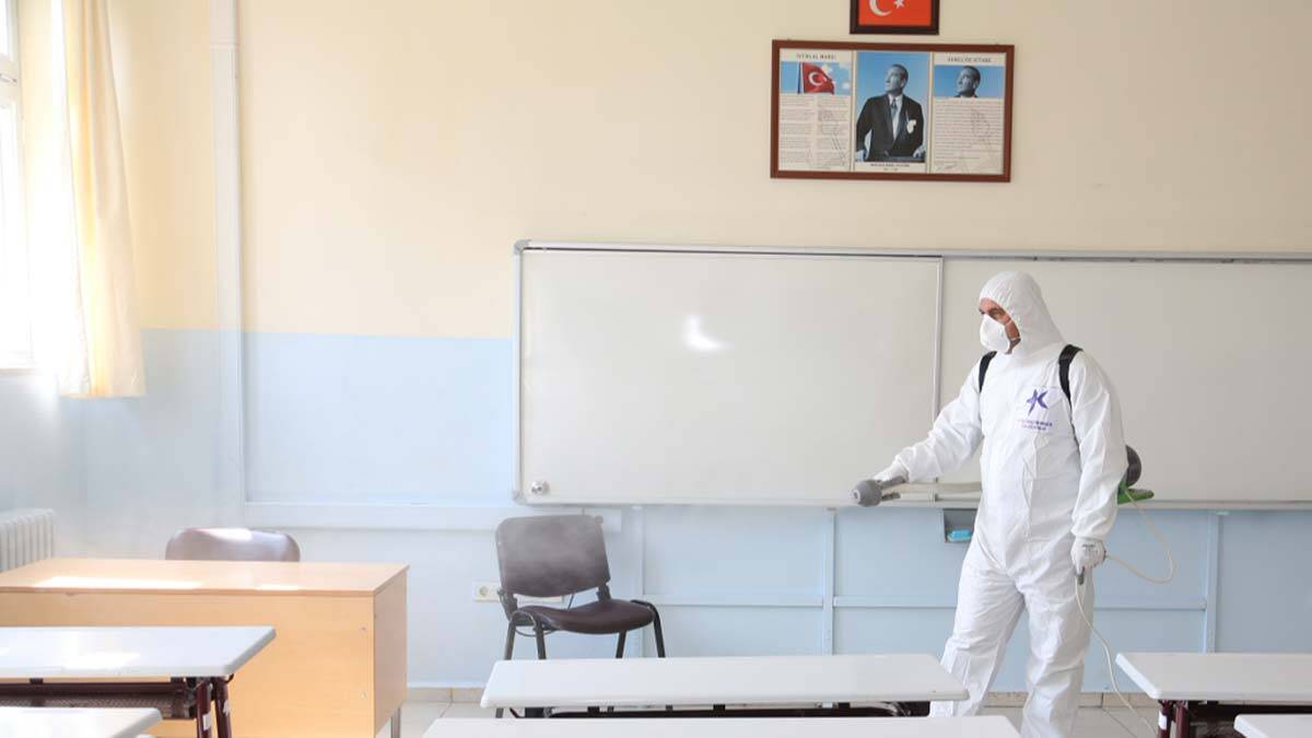 6 Eylül öncesi okullarda dezenfeksiyon başladı
