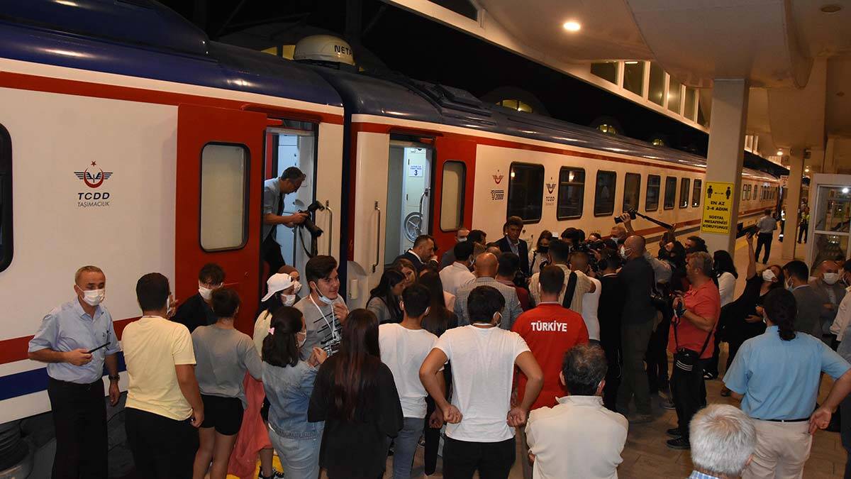 99 ogrenci tasiyan zafer treni eskisehire ulasti - yerel haberler - haberton