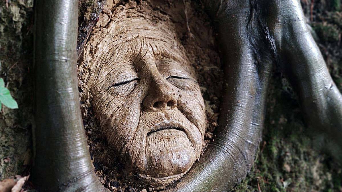 Ağaç köklerine heykel yaptı