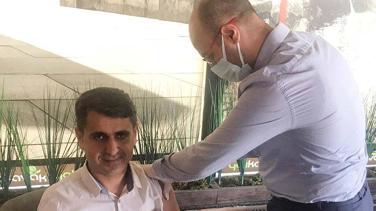 Ağrı Sağlık Müdürü toplantı sonrası aşı uyguladı