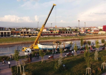 Ağrı'ya getirilen balıkçı teknesi ilgi odağı oldu